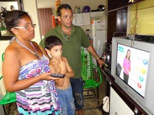Lavid instala equipamentos de transmissão digital em casas do Bolsa Família